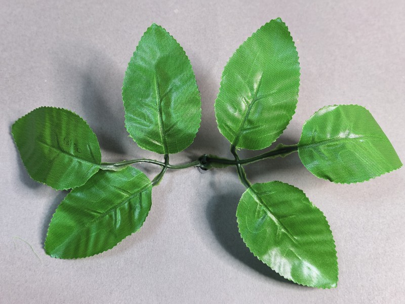 64.130 Лист розы ритуальный 6-ка светлый большой на толстый стебель