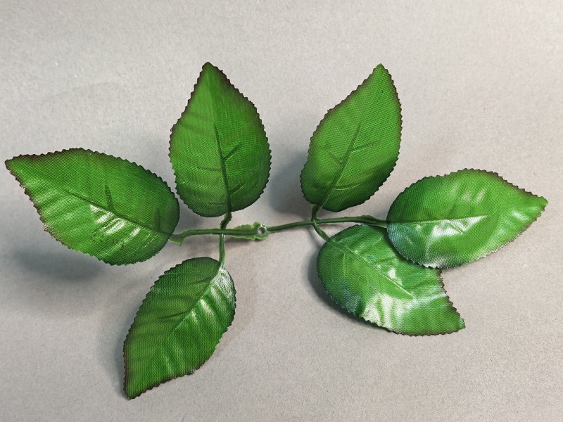 64.133 Лист розы ритуальный 6-ка с коричневым кантом большой на толстый стебель